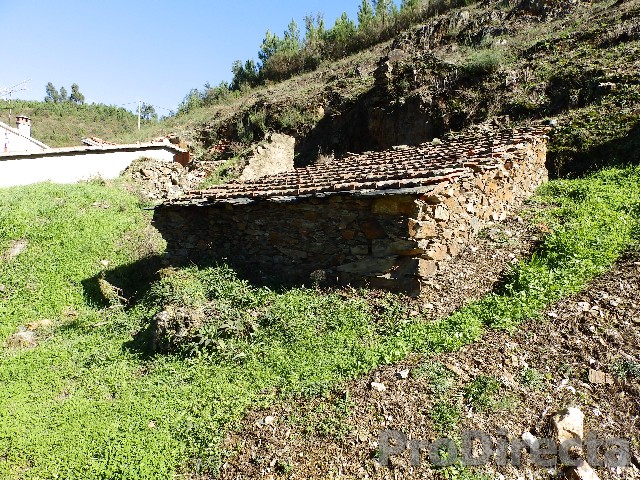 farmhouse with over 5 hectares near the Sta. Luzia dam