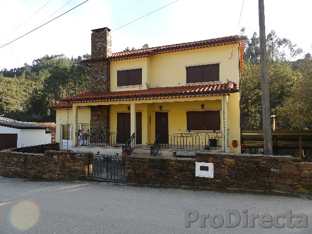 Traditional House in Góis near the river 