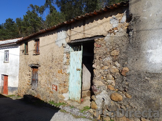 Stone house for renovation in Góis